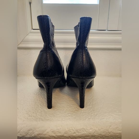Torrid Black Faux Leather Snake Print Side Zip Pointed Toe Booties Size 9.5 WW - Picture 13 of 16